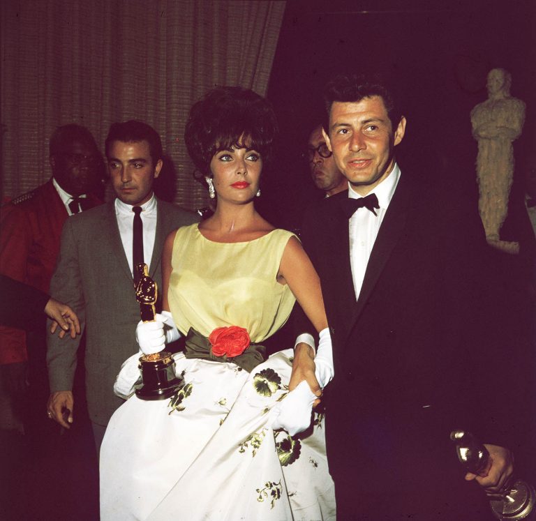 η Ελίζαμπεθ Τέιλορ, κρατώντας το Όσκαρ Α' Γυναικείου Ρόλου με φόρεμα Dior που βγαίνει σε δημοπρασία