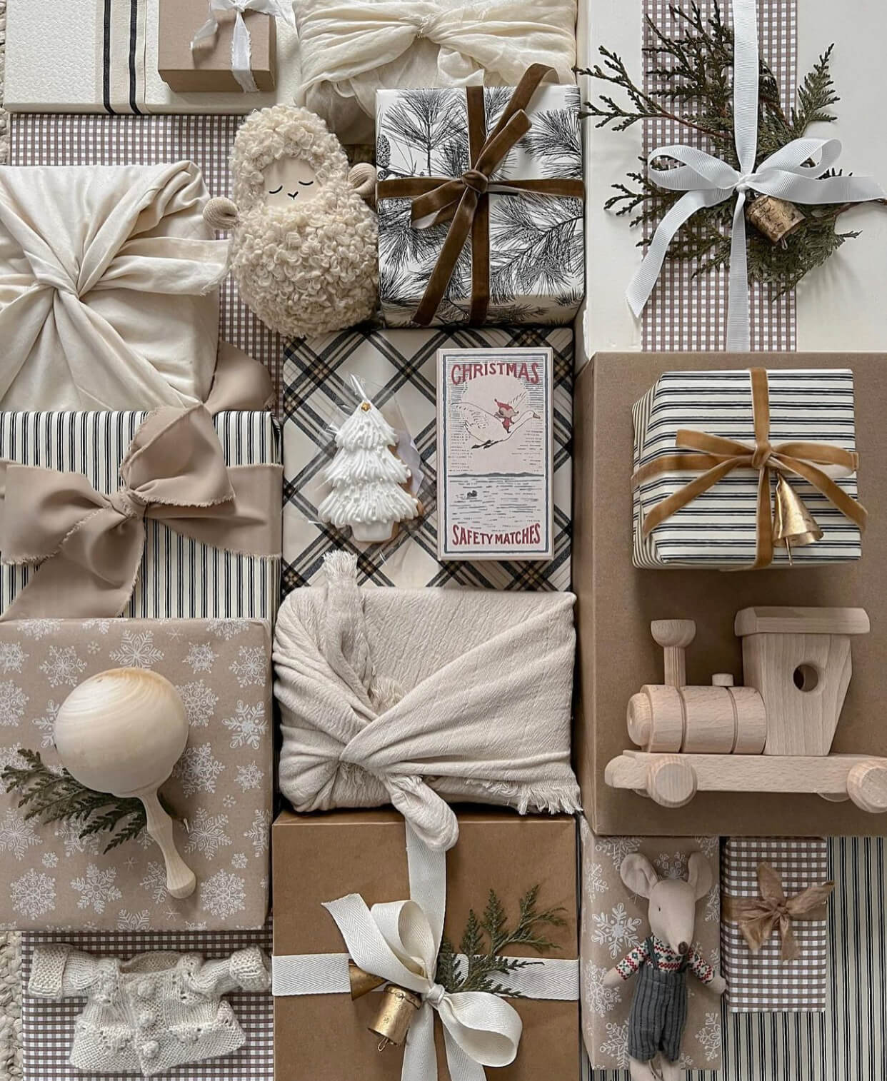 Τυλιγμένα χριστουγεννιάτικα δώρα