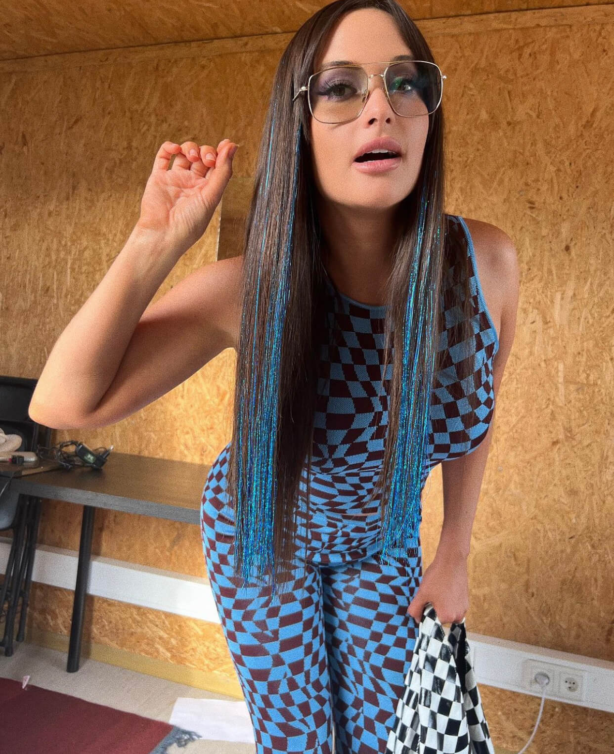 Μπλε extensions σε καστανά μαλλιά