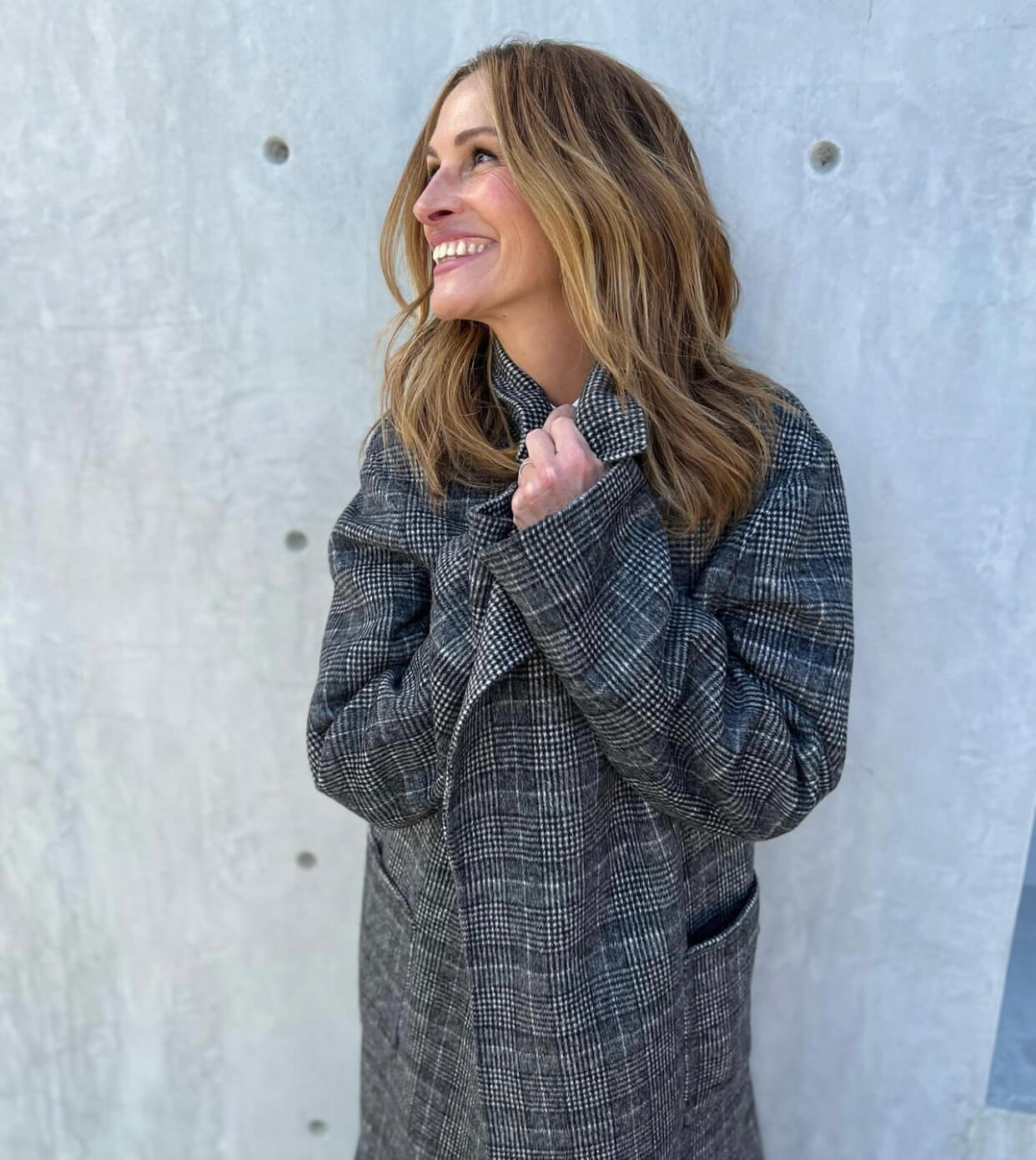 Η Julia Roberts με γκρι παλτό