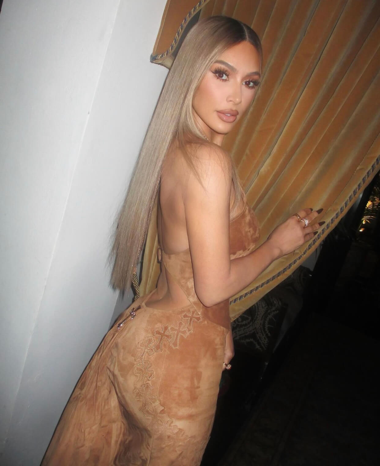 Η Kim Kardashian με ξανθά μαλλιά