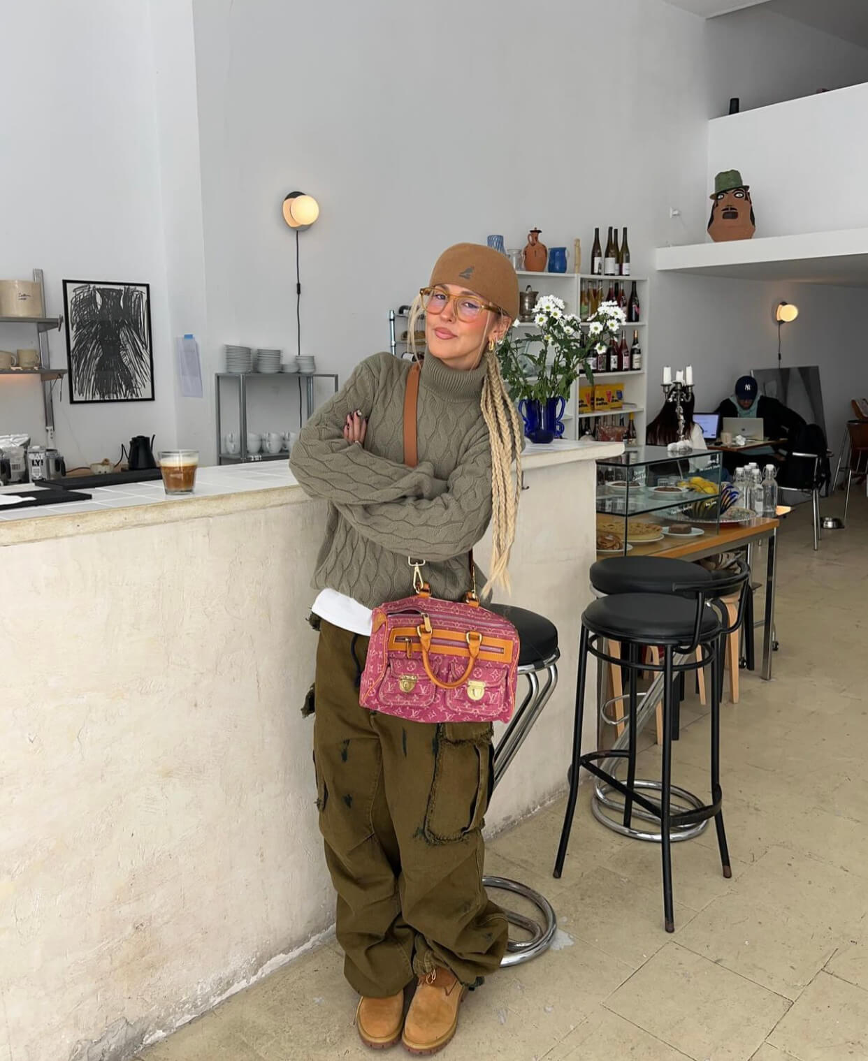 Χειμωνιάτικο σύνολο με πλεκτό ζιβάγκο και cargo pants