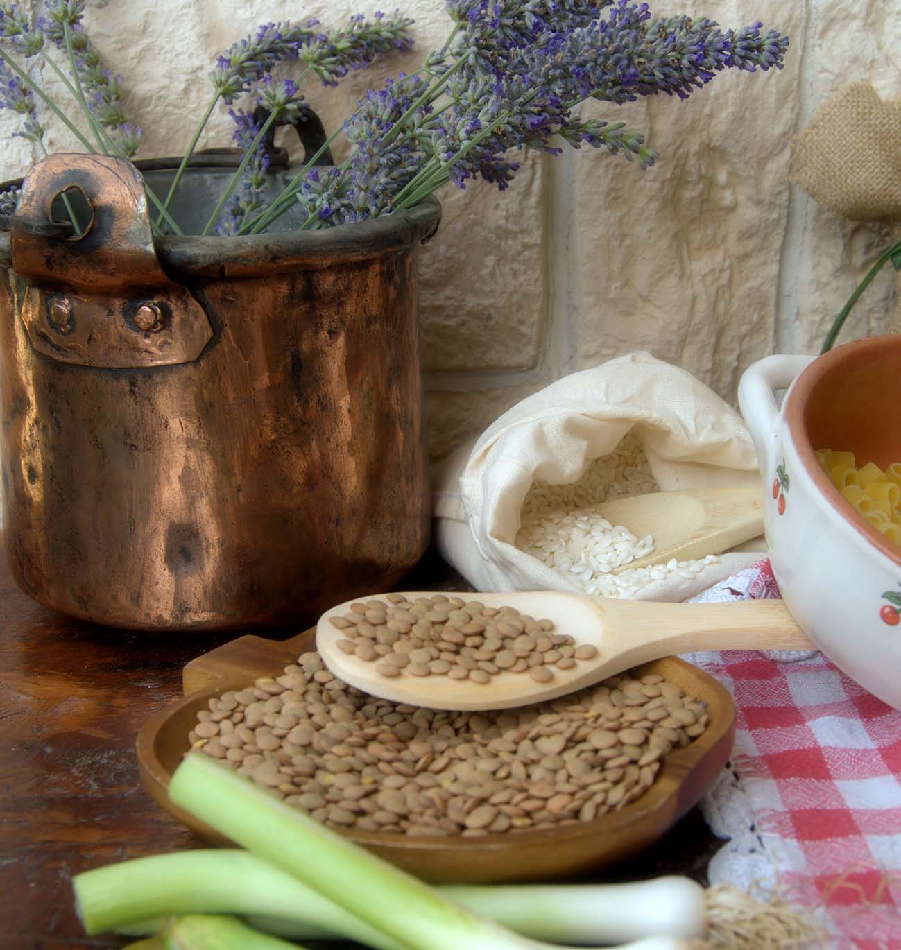 φακές ξερές πάνω σε τραπέζι με κουτάλα