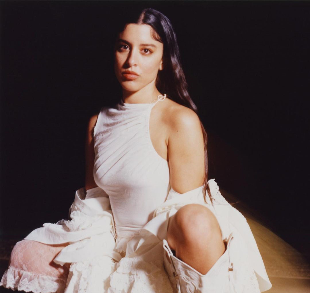 η Μαρίνα Σάττι με λευκό φόρεμα