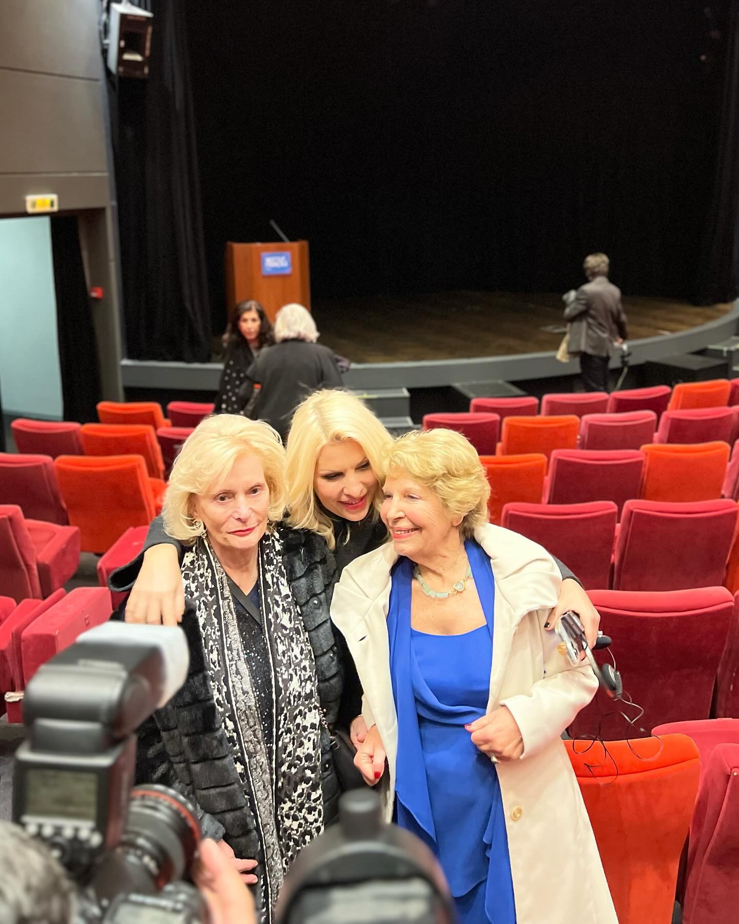 Η Ελένη Μενεγάκη με την μαμά και την θεία της