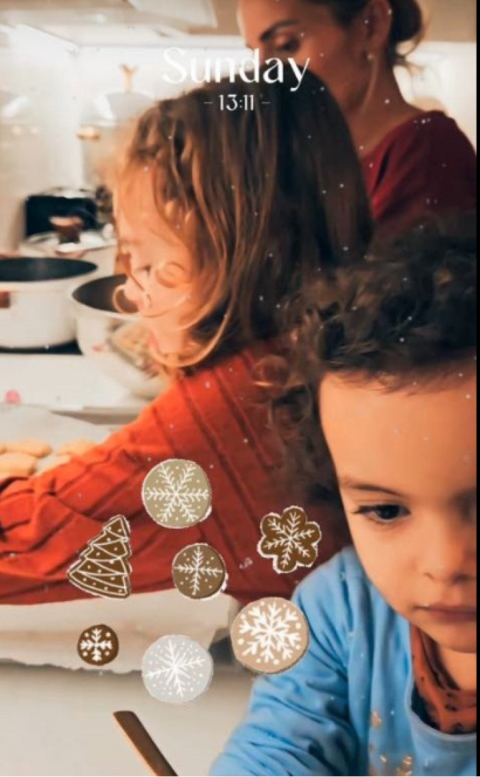 Η Βασιλική Μιλλούση φτιάχνει μελομακάρονα με τις κόρες της