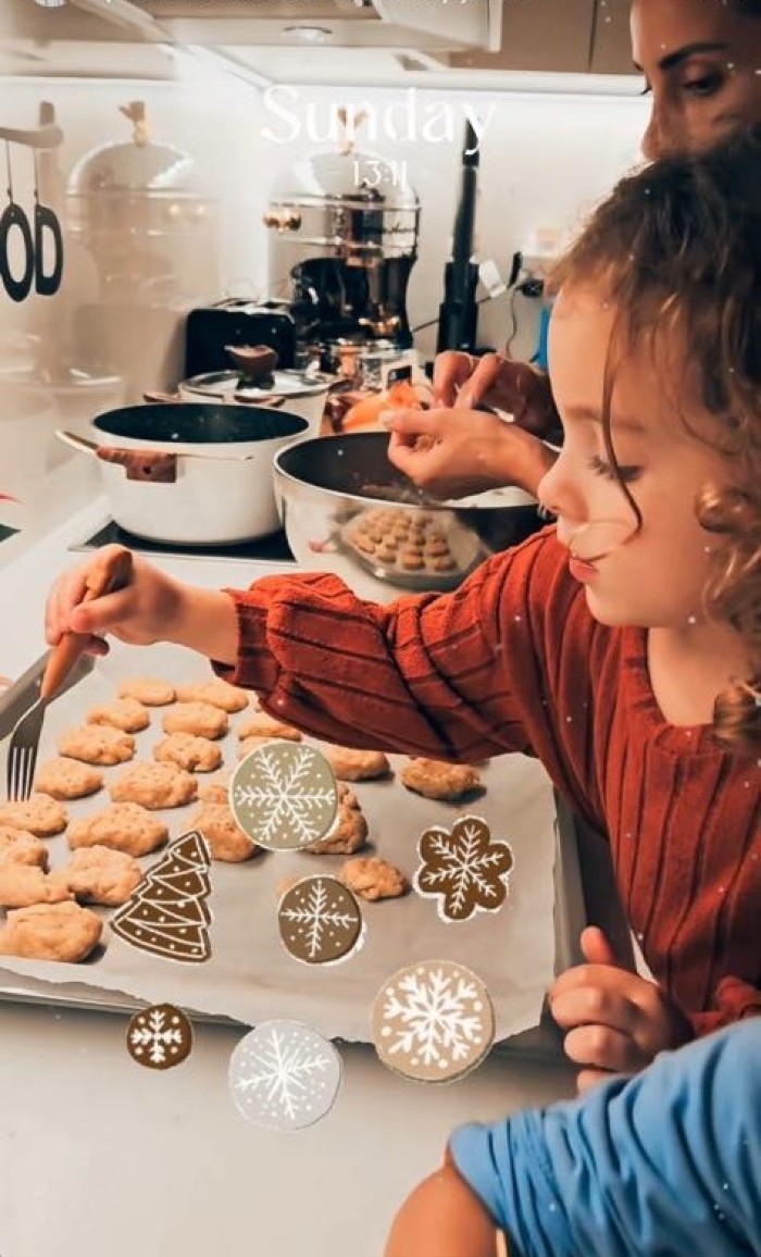 Η Βασιλική Μιλλούση φτιάχνει μελομακάρονα με τις κόρες της