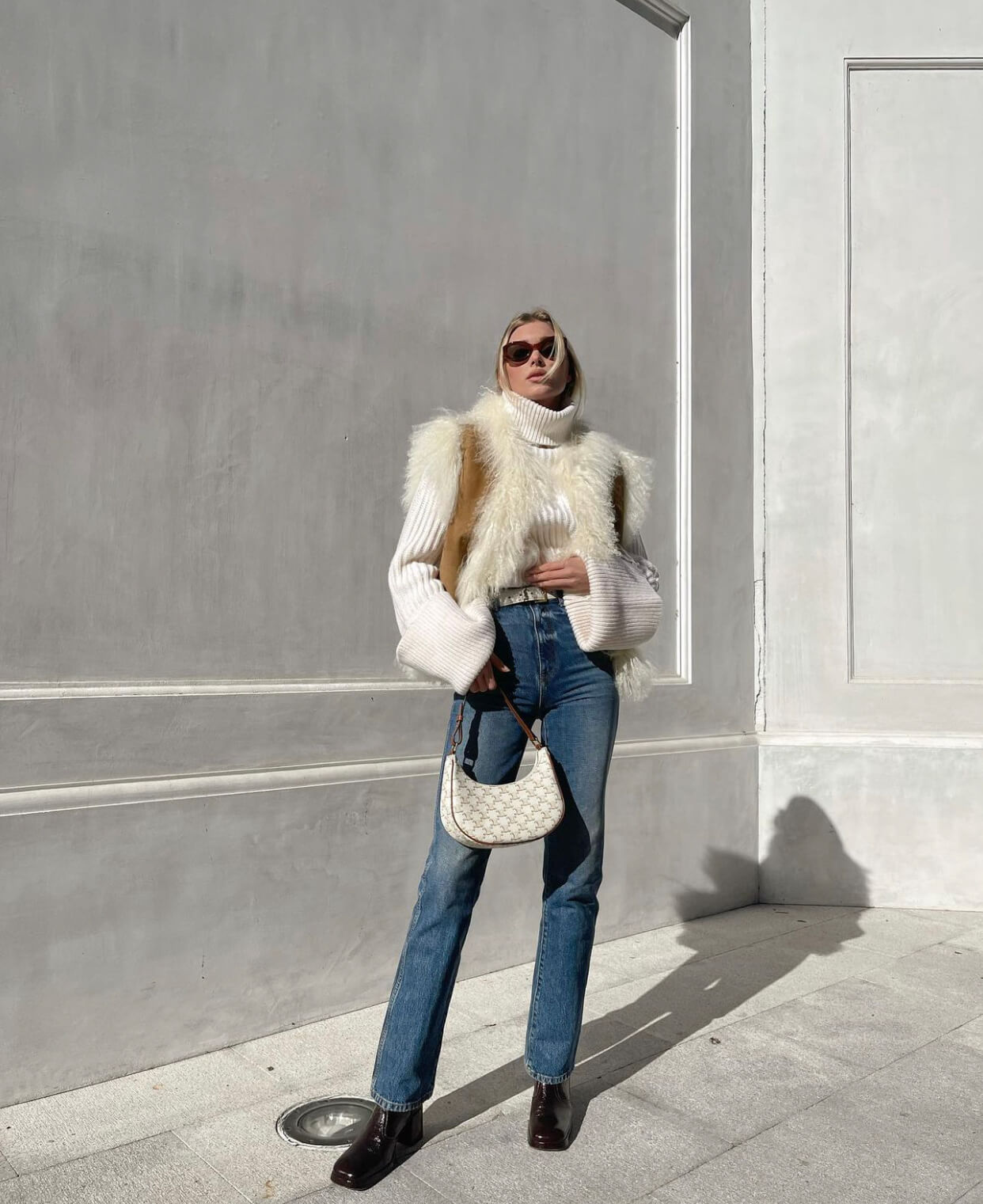 70s look με τζιν καμπάνα και μουτόν τζάκετ