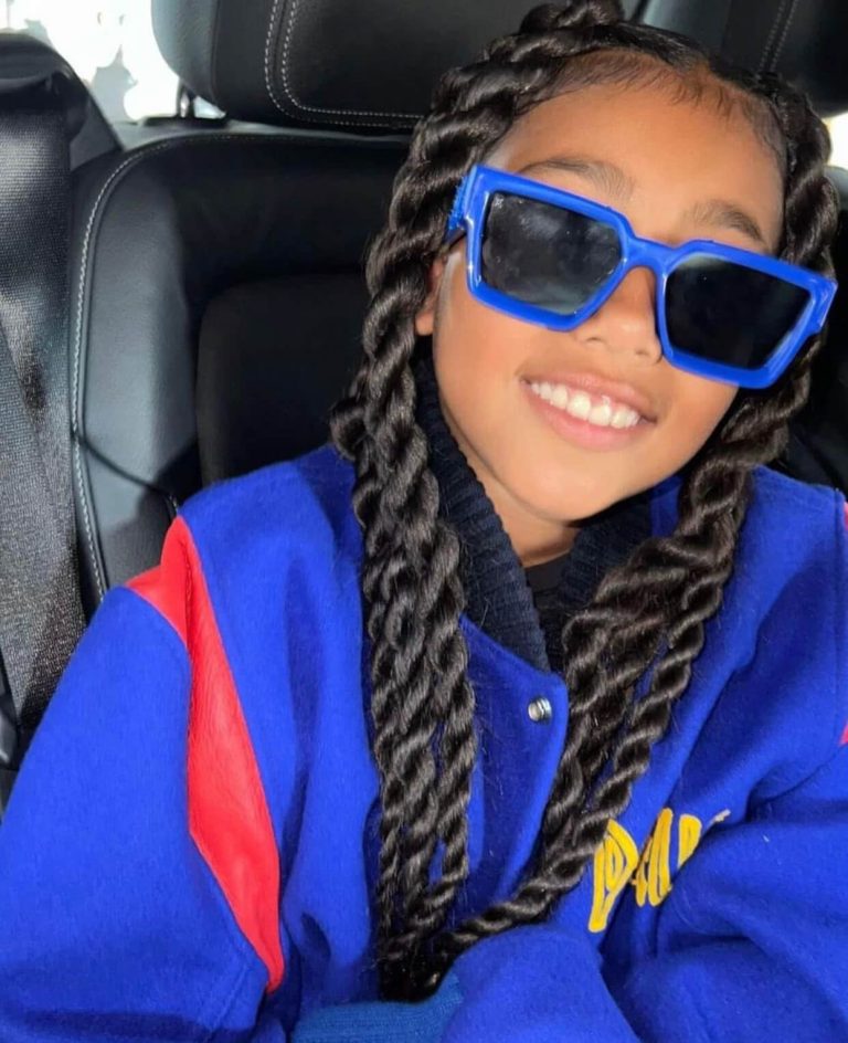 Η North West με μπλε γυαλιά και μπλε bomber