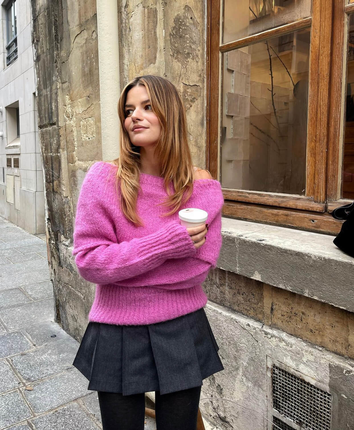 Παριζιάνικο look με ροζ πουλόβερ και μίνι φούστα