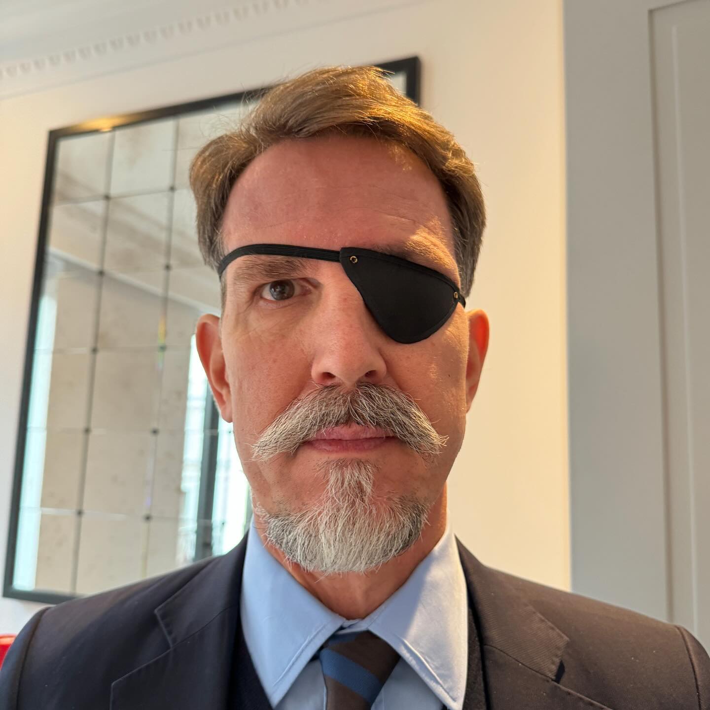 Ο Παύλος Γλύξμπουργκ με "κλειστό" μάτι