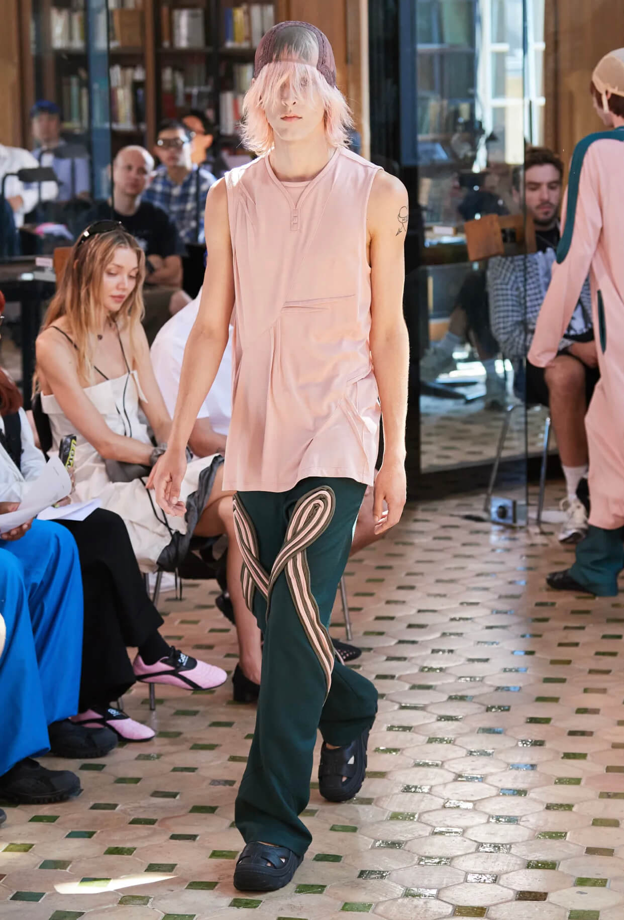 Πασαρέλα του brand Kiko Kostadinov