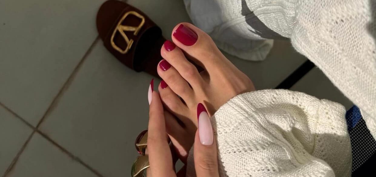 Πεντικιούρ με μπορντό χρώμα