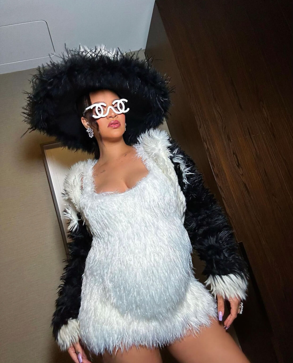 Η Rihanna με γούνινο σύνολο