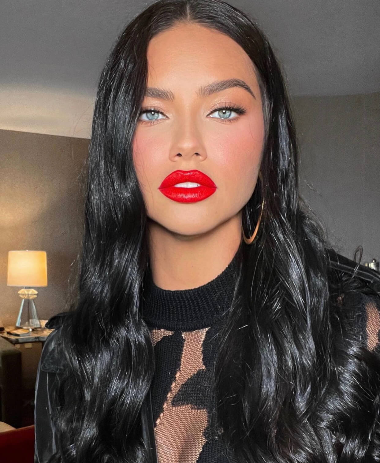 Η Adrianna Lima με κόκκινα χείλη