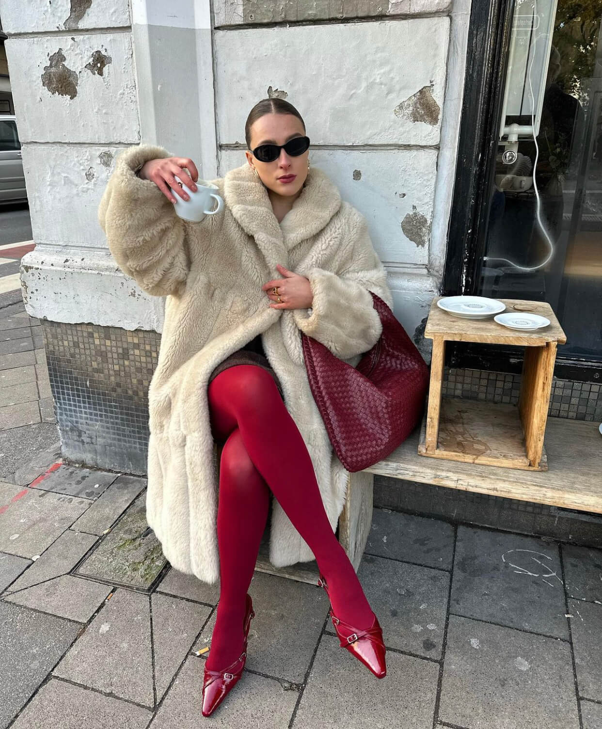 Χειμωνιάτικο σύνολο με γούνα και κόκκινα παπούτσια