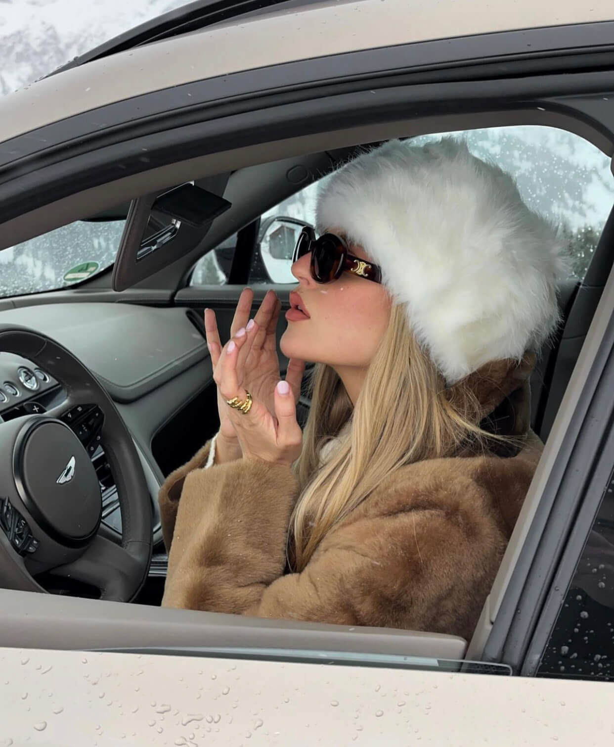 Χειμωνιάτικο σύνολο με γούνα και γούνινο καπέλο