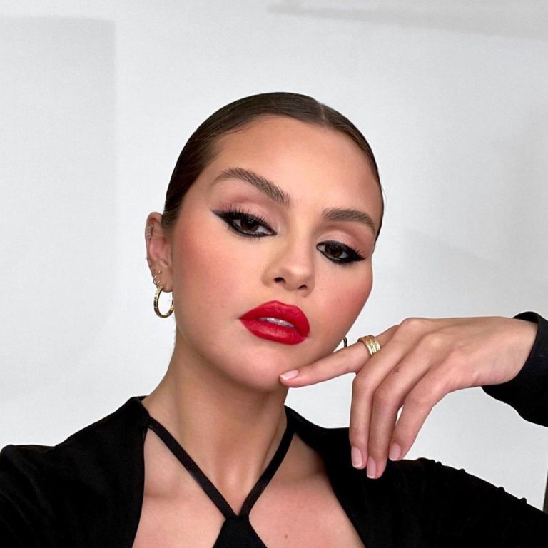 η Selena Gomez με κόκκινα χείλη