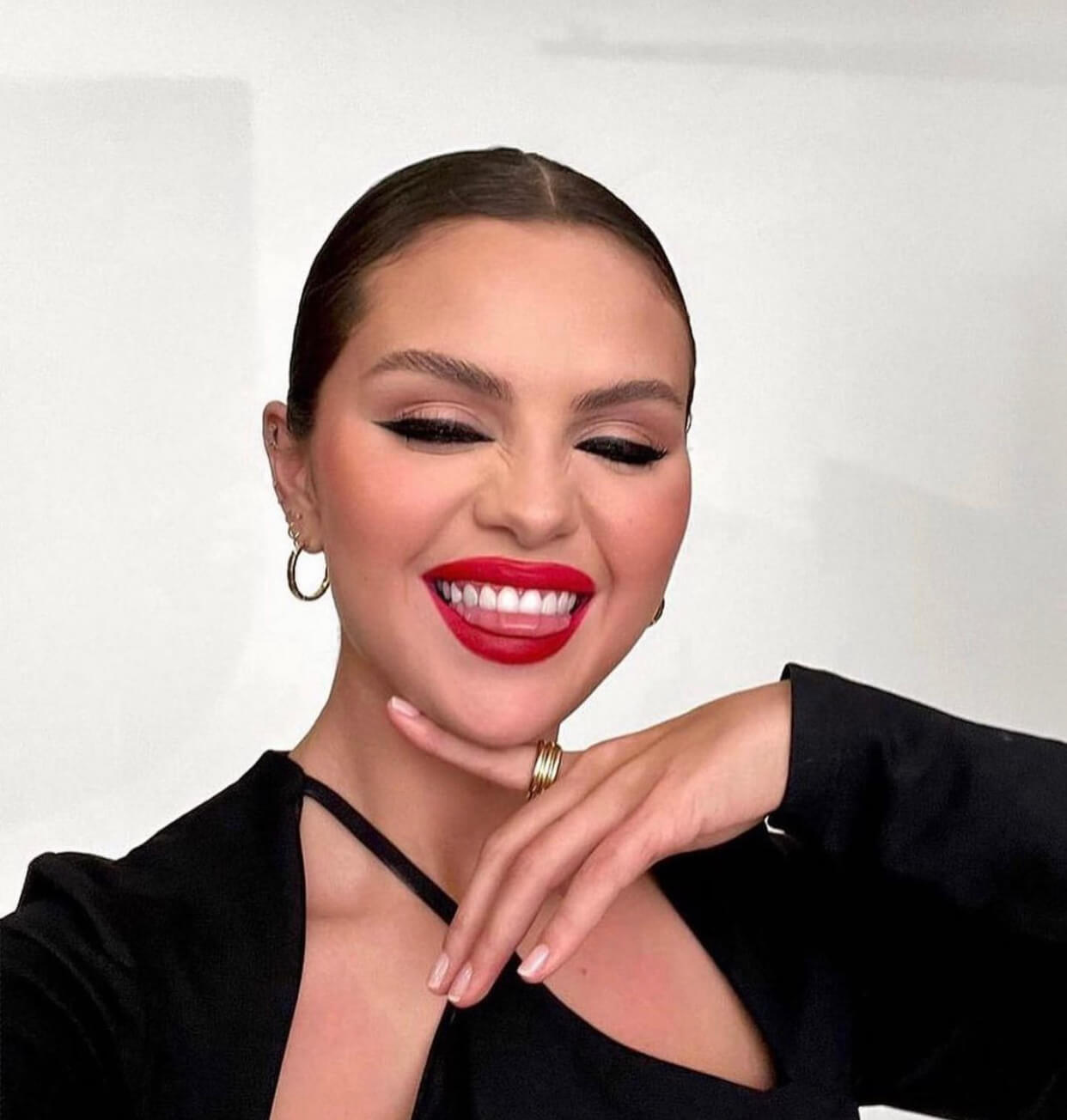 Η Selena Gomez με κόκκινο κραγιόν και eyeliner