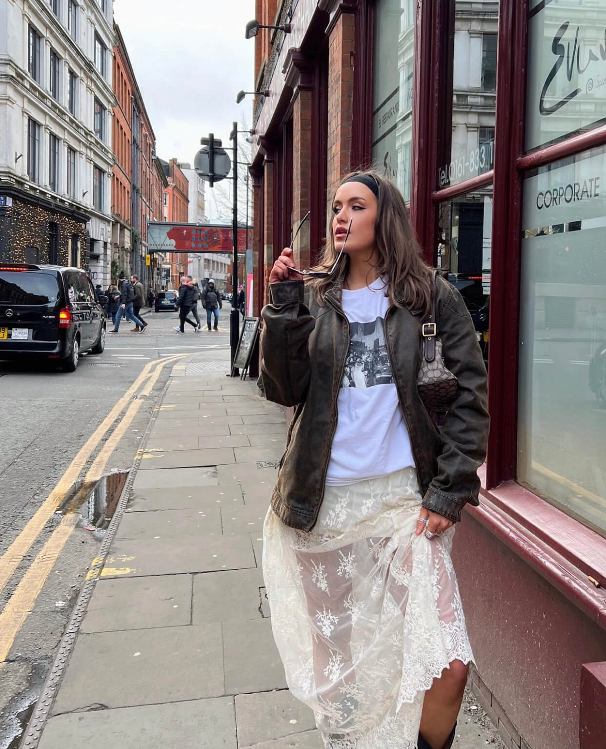 Σύνολο με διάφανη φούστα και δερμάτινο τζάκετ