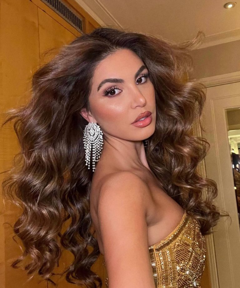 Μπούκλες σε καστανά μακριά μαλλιά