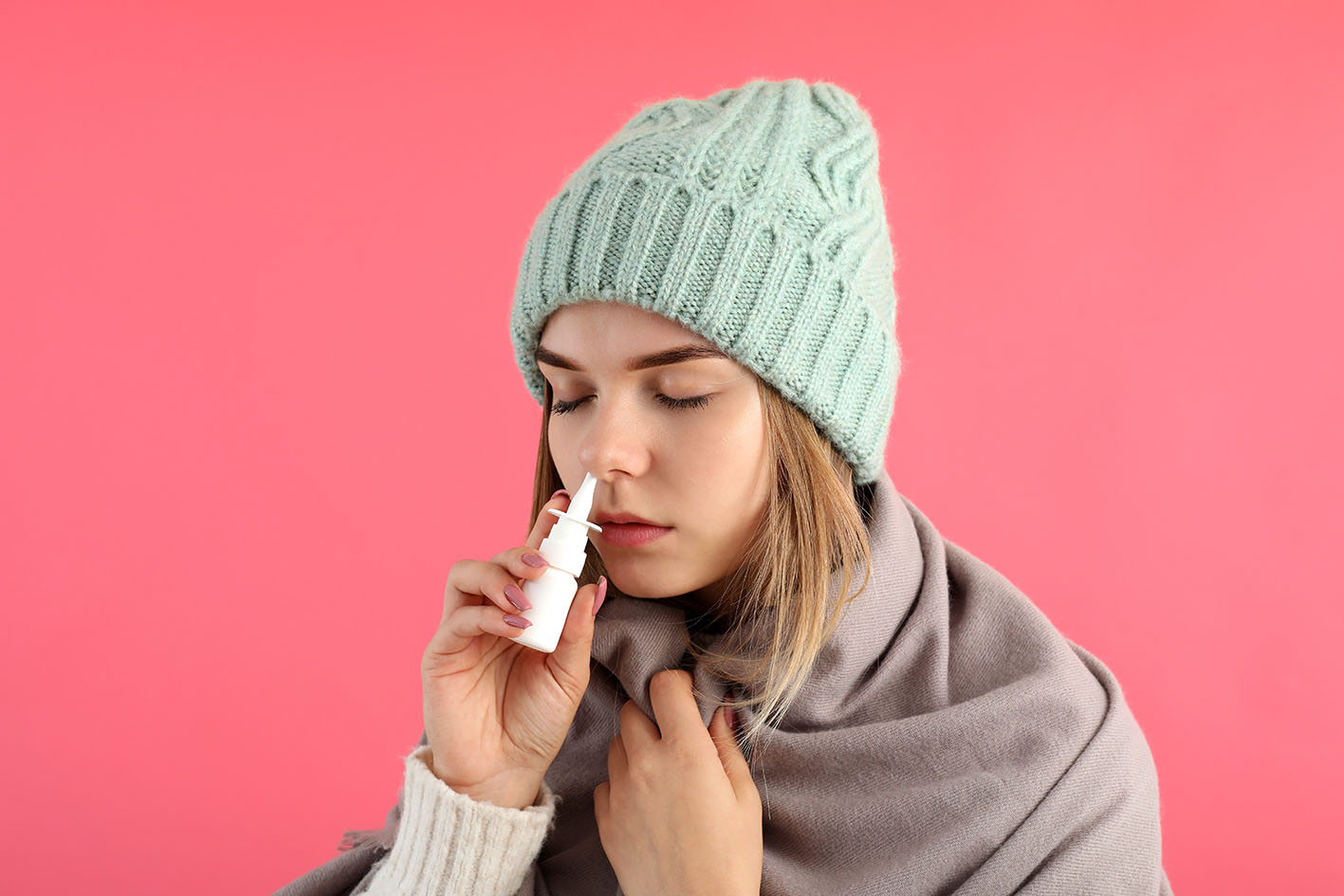 Γυναίκα με γρίπη αποσυμφορητικό μύτης