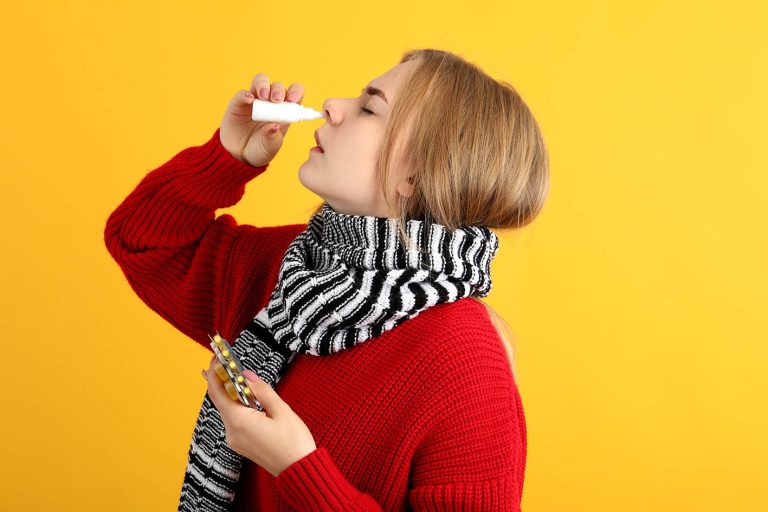 Γυναίκα με γρίπη αποσυμφορητικό μύτης