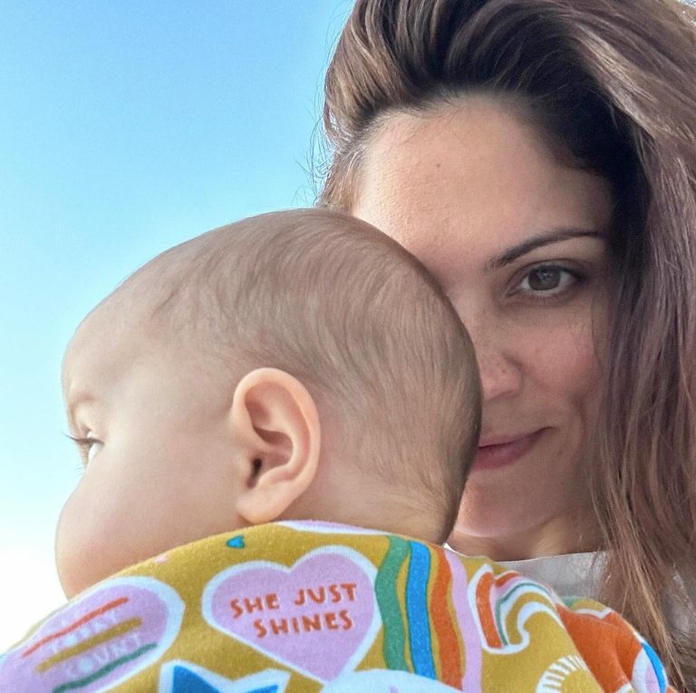 Η Μαίρη Συνατσάκη με την κόρη της