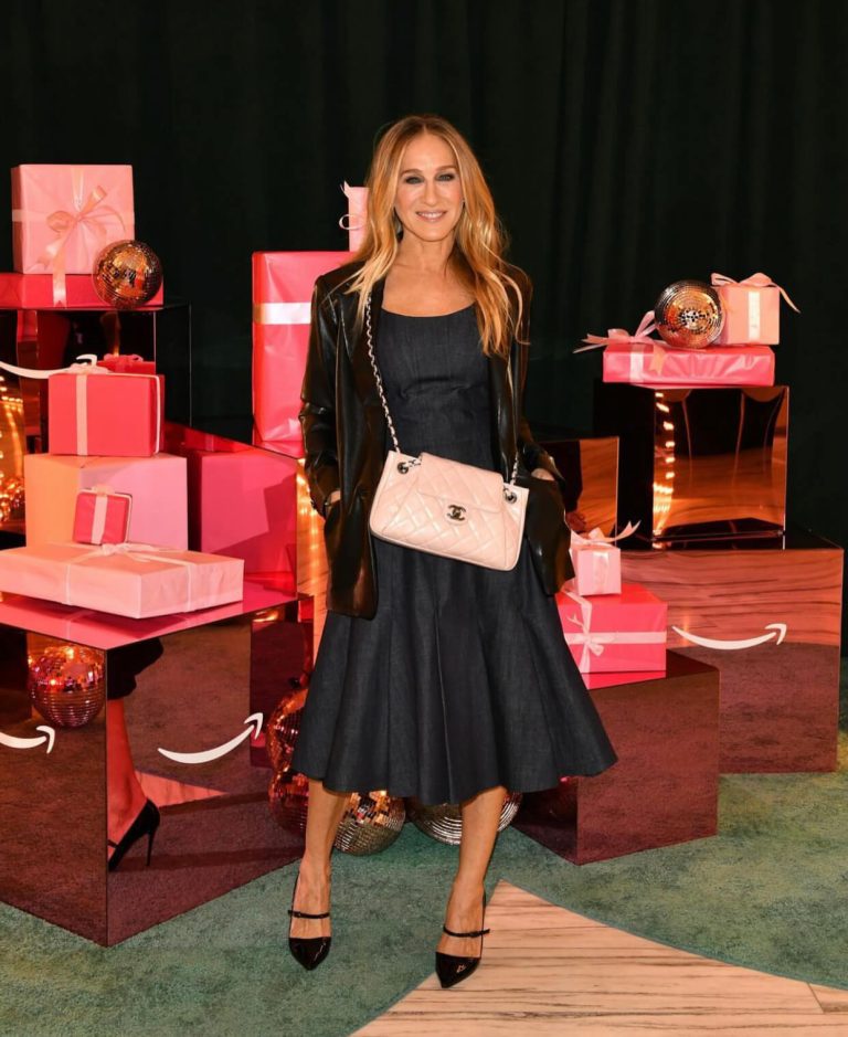 Η Sarah Jessica Parker με μαύρο κλος φόρεμα