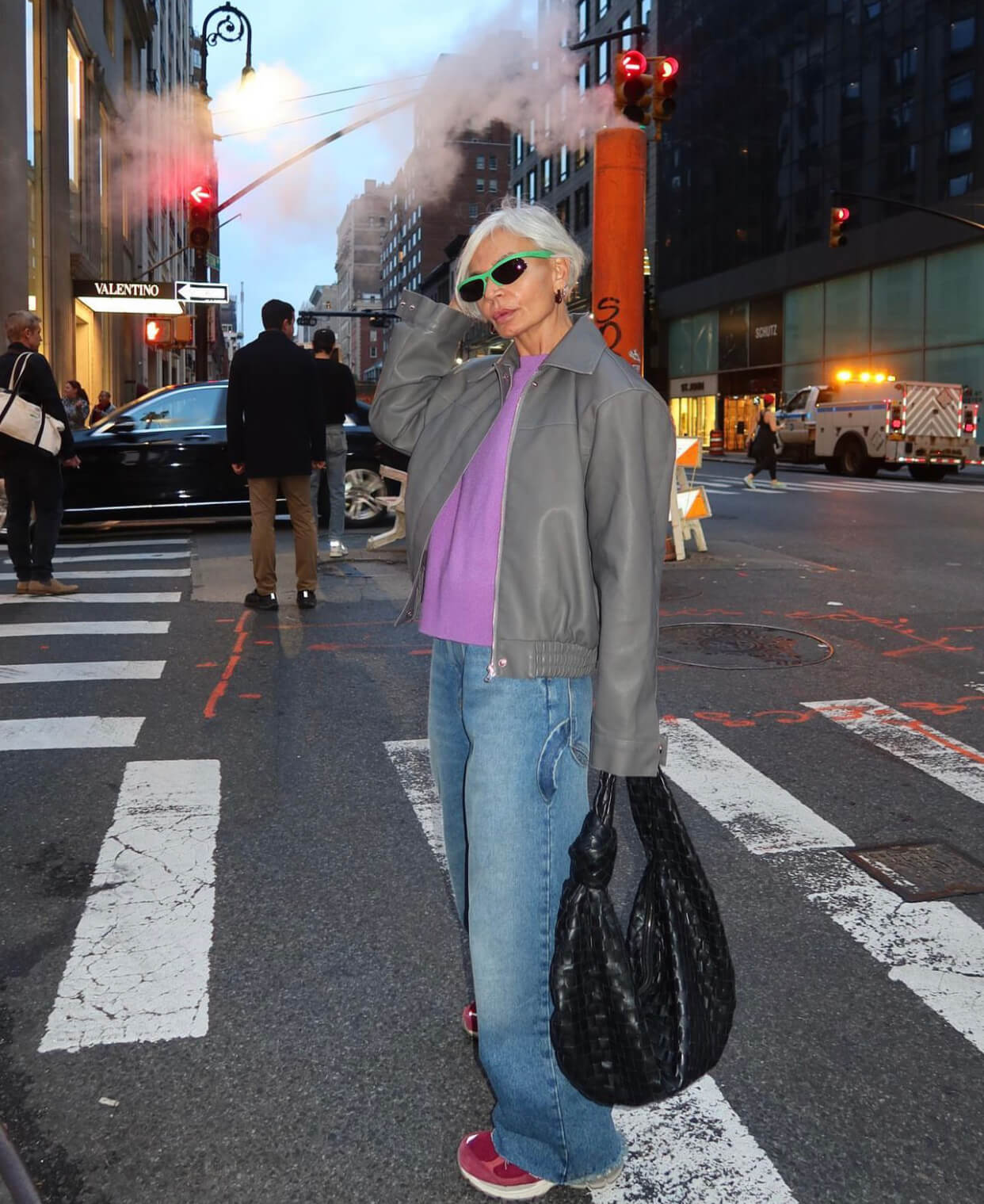 Sneakers looks για γυναίκες άνω των 50