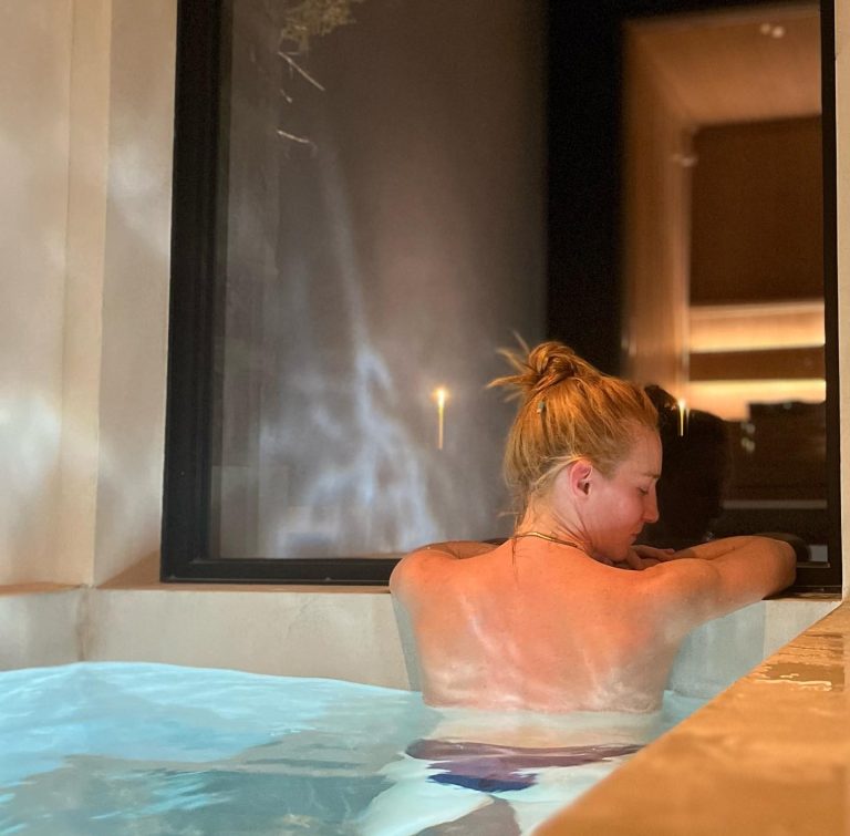 Στεφανία Γουλιώτη topless στην πισίνα