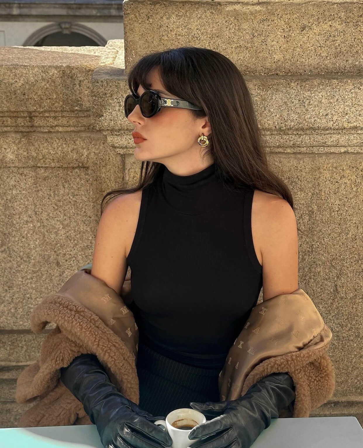 Αμάνικο ζιβάγκο με δερμάτινα γάντια και καφέ παλτό