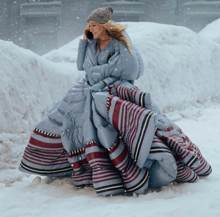 Η Carrie Bradshaw με puffer φόρεμα