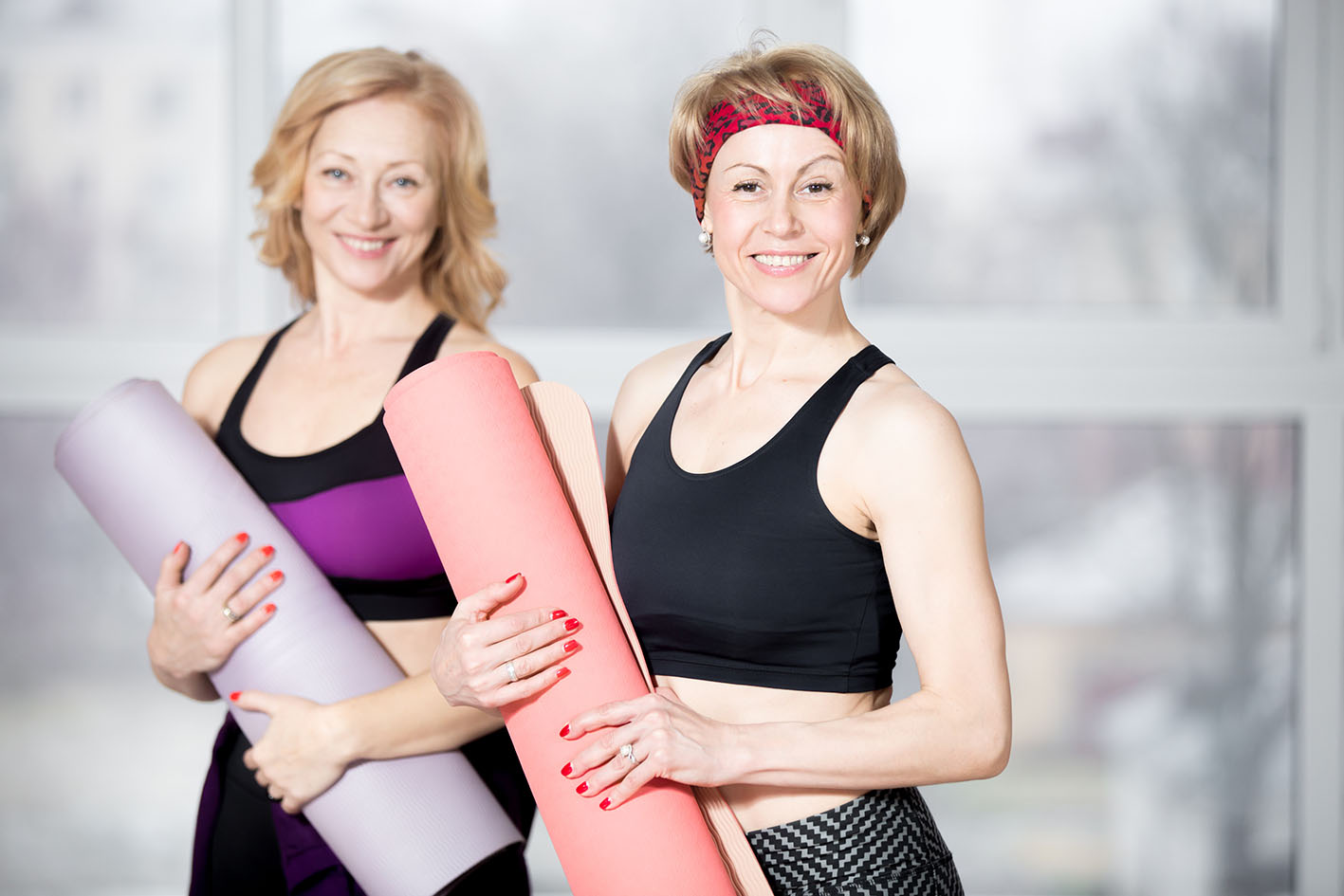 Γυναίκες αθλούνται σε κλειστό χώρο