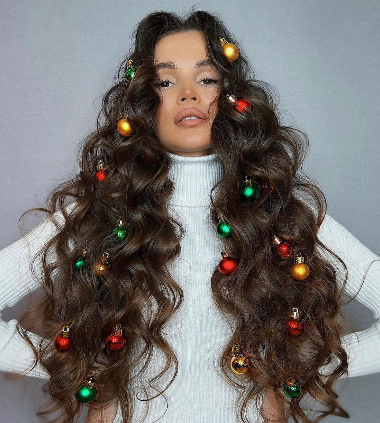 Μπούκλες στολισμένες με χριστουγεννιάτικες μπάλες