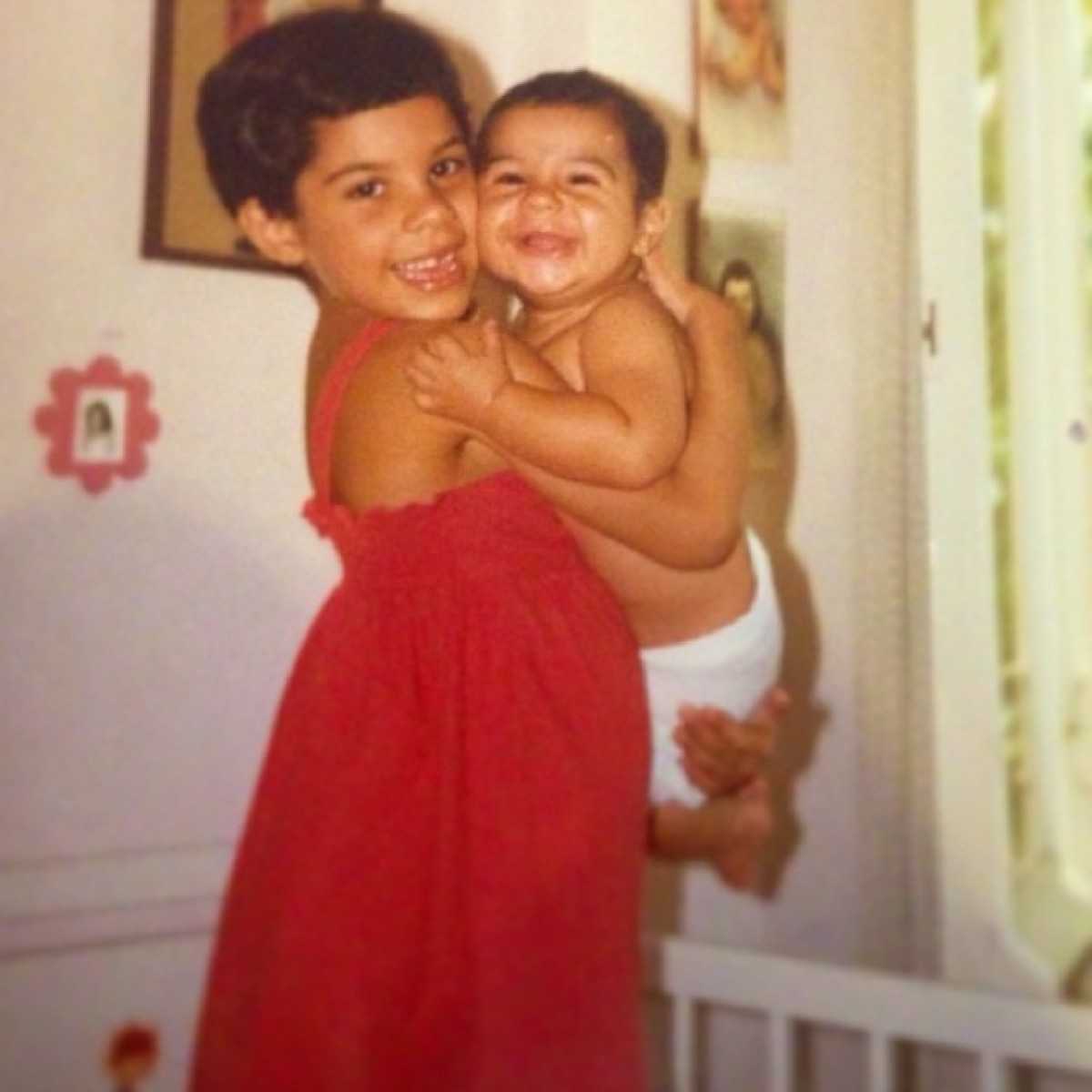 Η Μαριάντα Πιερίδη μικρή με τον αδελφό της αγκαλιά