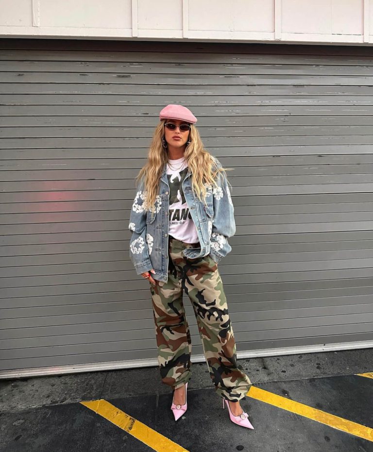 Cargo camo παντελόνι με τζιν τζάκετ και ροζ μπερέ