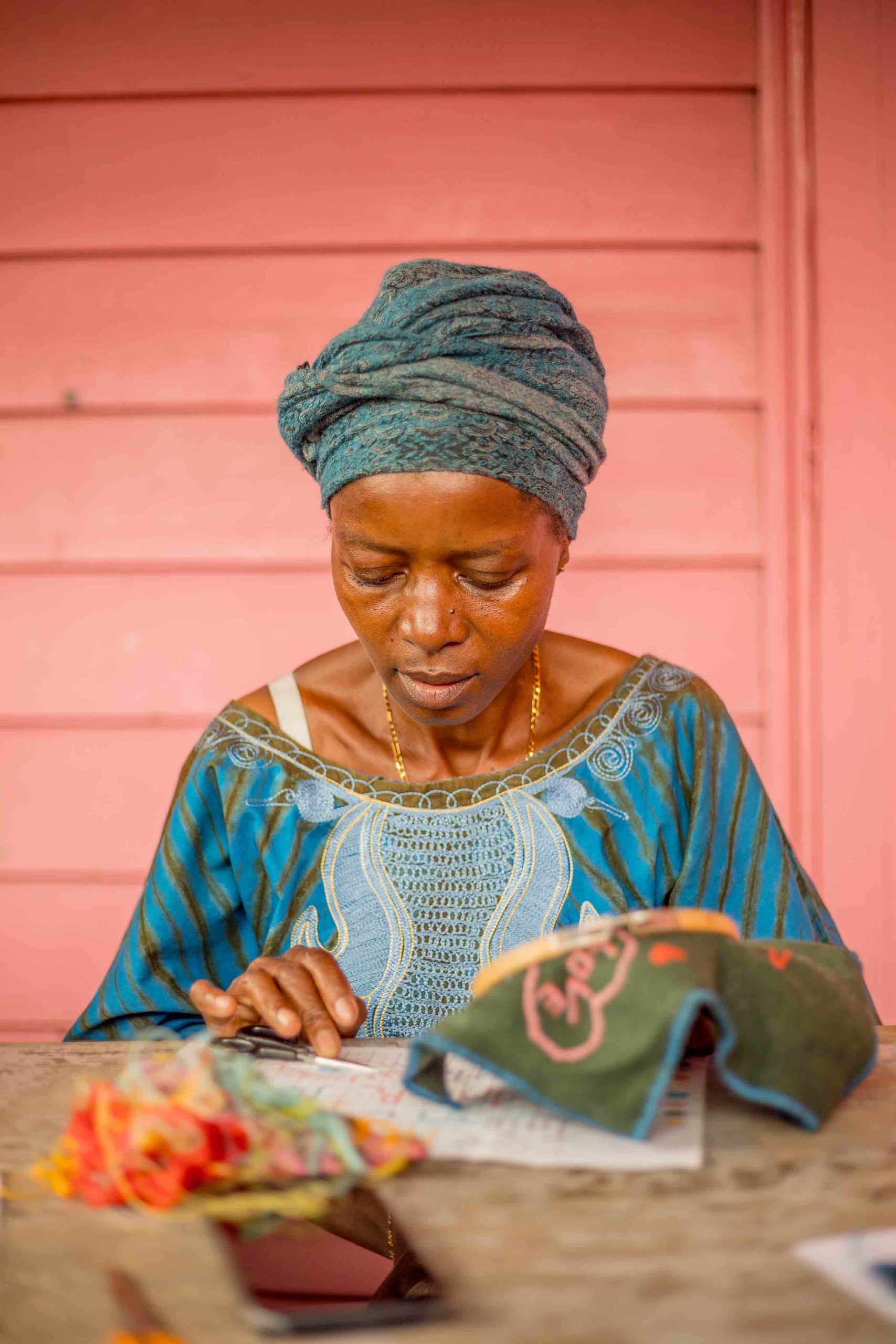 Γυναίκα μαθαίνει να κεντάει με το πρόγραμμαSisley-Kisany