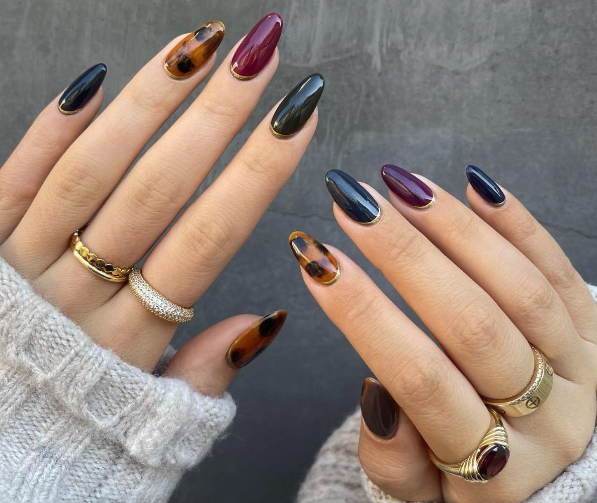 σκουρόχρωμο μανικιούρ