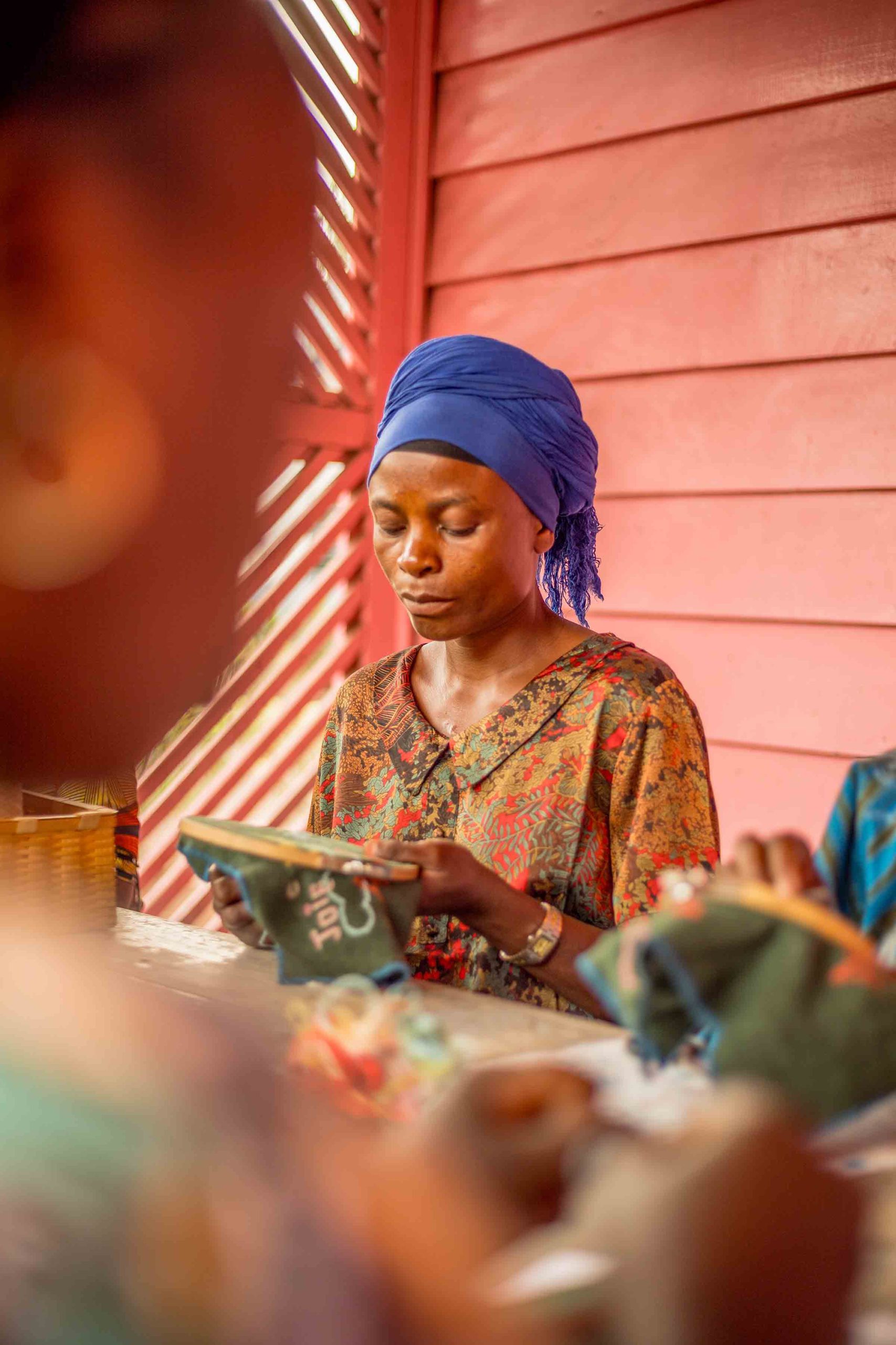 Γυναίκα κεντάει