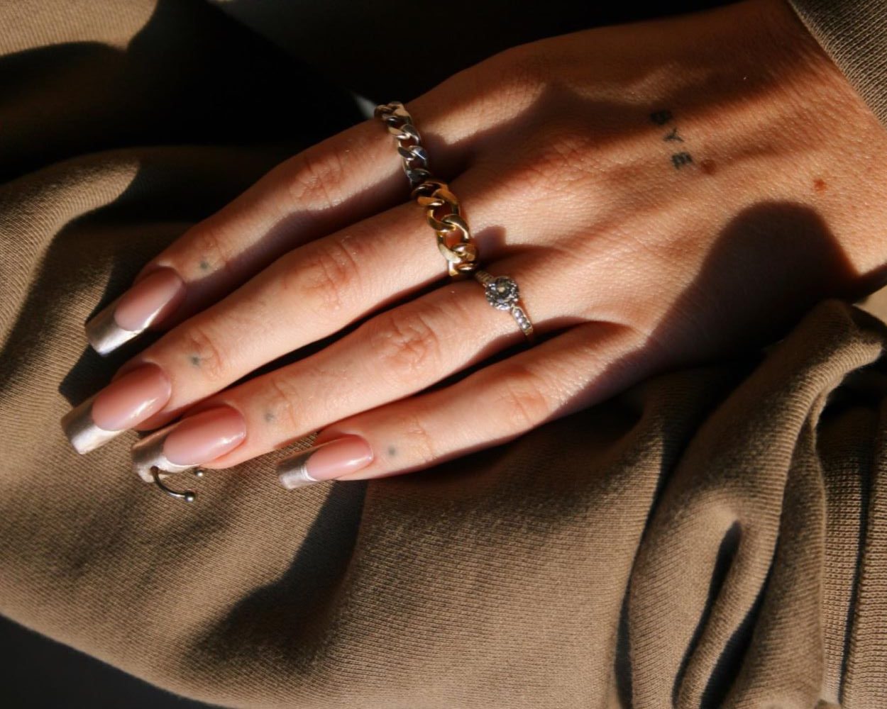 nail piercing η τεχνική για μακριά νύχια