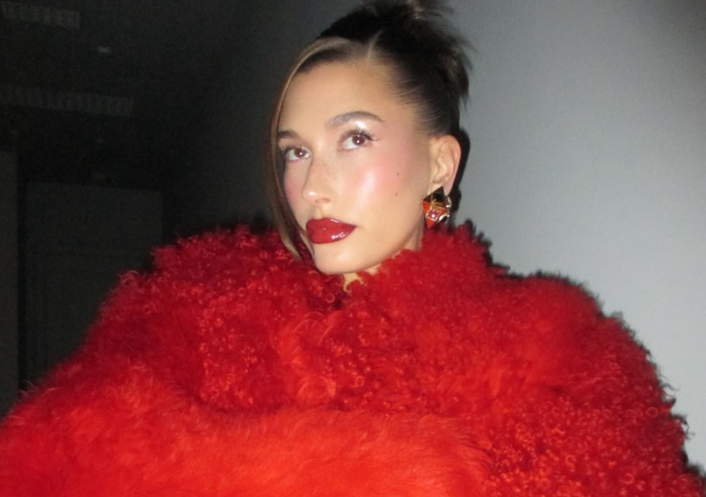 glazed blush η τεχνική του ρουζ για λαμπερή όψη