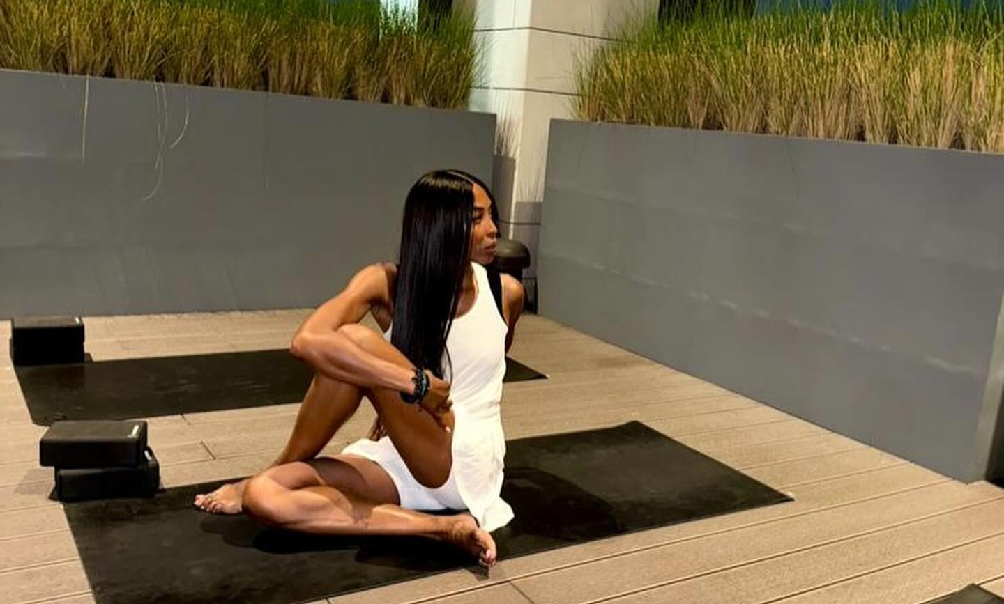 Η Naomi Campbell κάνει yoga
