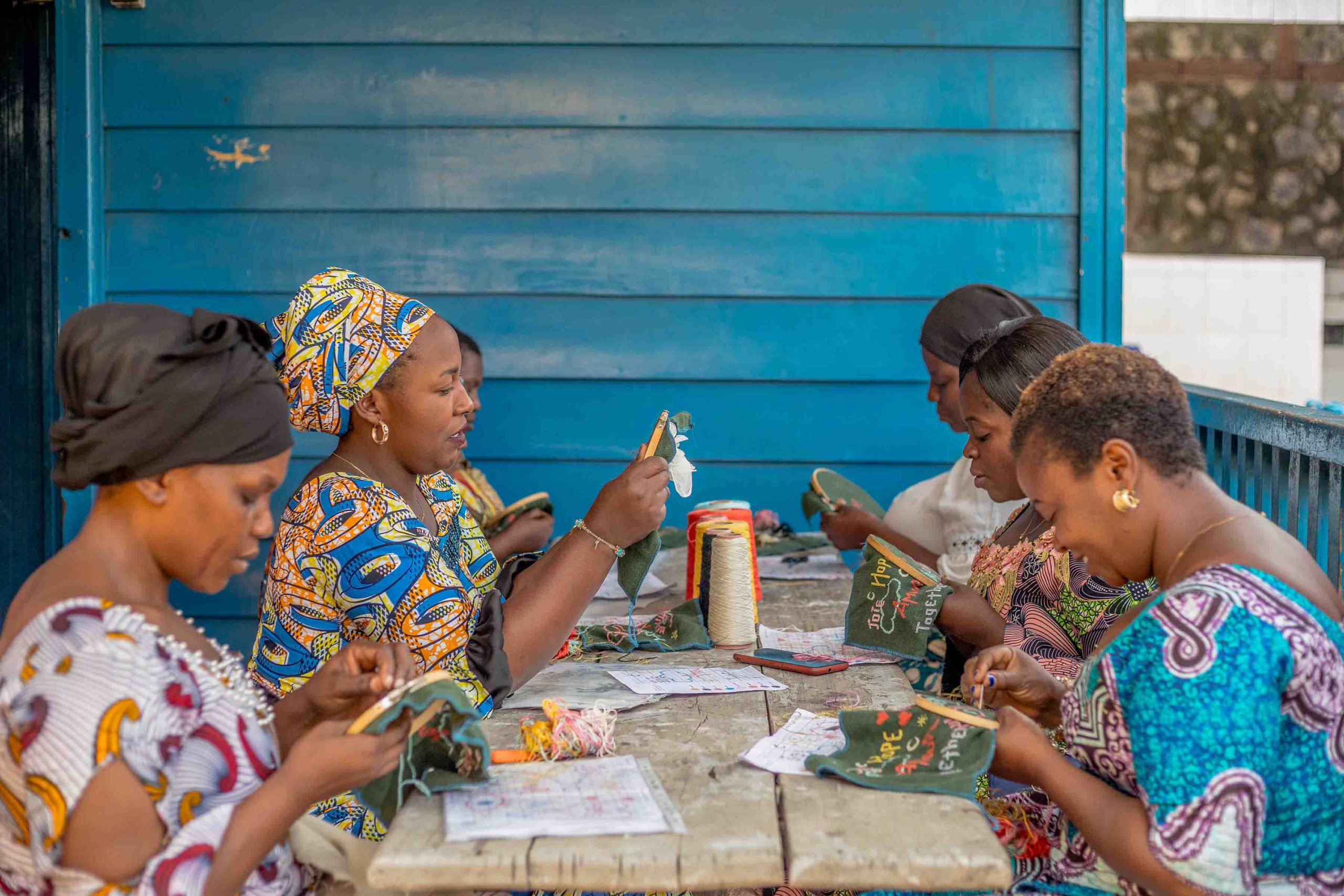 Γυναίκες κεντάνε γύρω από το τραπέζι