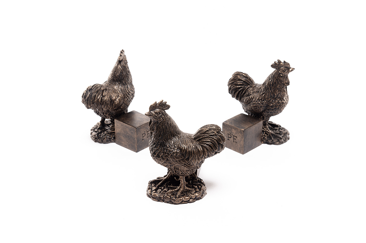 Ένα όμορφα σχεδιασμένο σετ από τρία χειροποίητα και ζωγραφισμένα στο χέρι πόδια γλάστρας σε μορφή κοτόπουλου