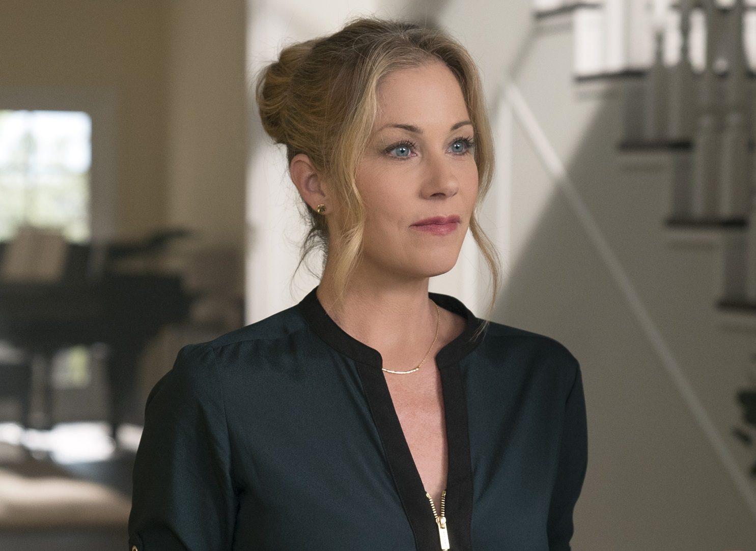 H Christina Applegate σε πλάνο από τη σειρά "Έχεις πεθάνει για μένα"