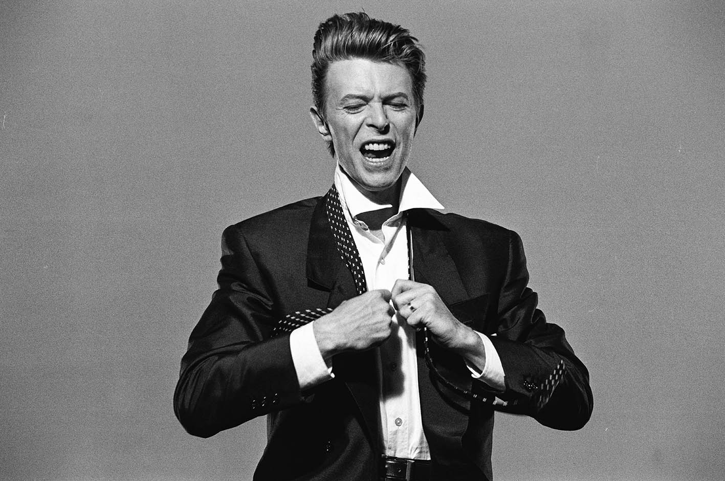 O David Bowie στα 'γυρίσματα' του μουσικού βιντεοκλίπ για το τραγούδι του "Jump They Say" που κυκλοφόρησε τον Μάρτιο 1993.