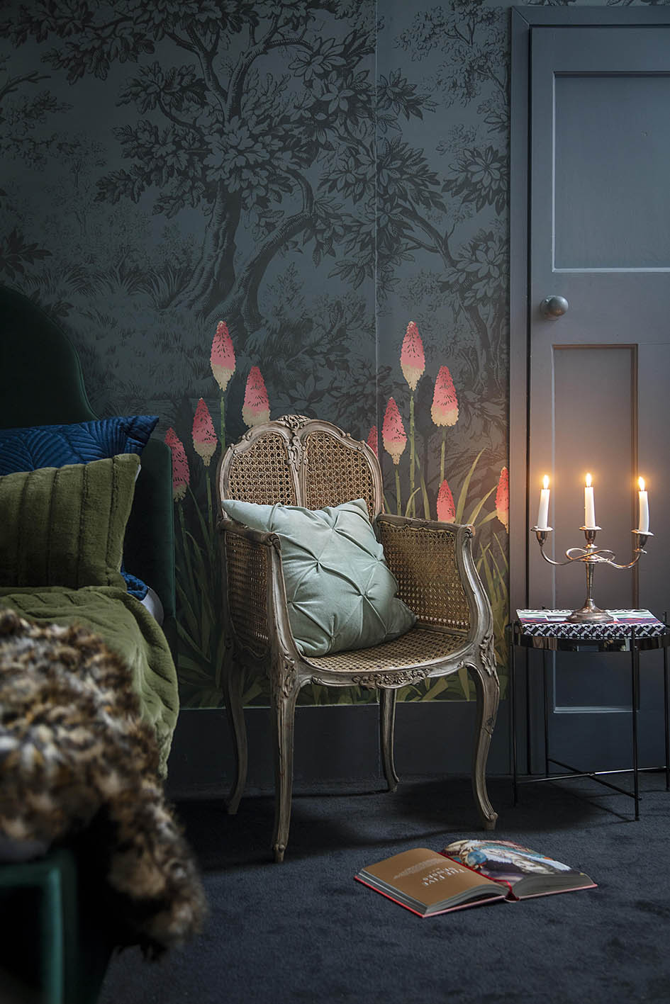 Μια κομψά σκαλισμένη στο χέρι καρέκλα κρεβατοκάμαρας, με περίτεχνα φλοράλ σκαλίσματα, καμπύλα πόδια καμπριολέ και κάθισμα από μπαστούνι, μπράτσα και πλάτη