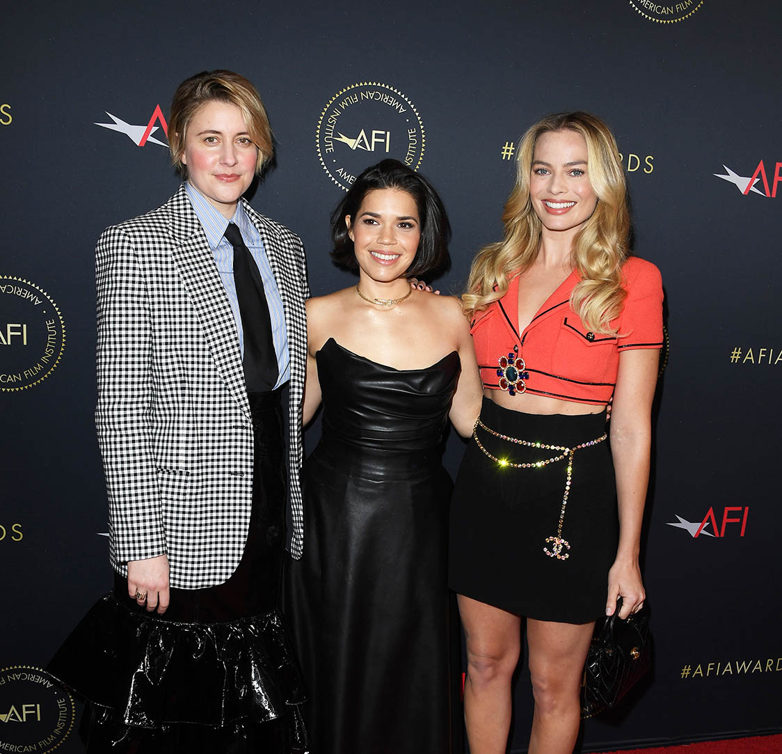 H Greta Gerwig, η America Ferrera και η Margot Robbie φτάνουν στα AFI Awards στο ξενοδοχείο Four Seasons στο Los Angeles στις 12 Ιανουαρίου 2024. Photo by Steve