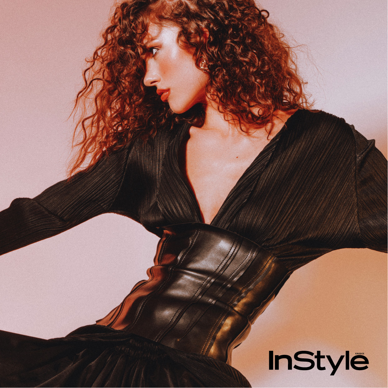 μοντέλο με μαύρα ρούχα